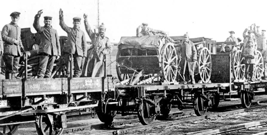 German guns and gunners on train carriages